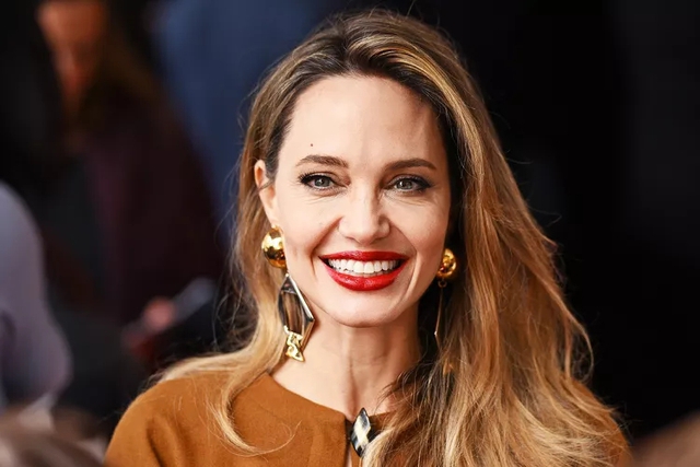 Trong khi Brad Pitt công khai bạn gái trẻ tuổi thì Angelina Jolie vui vẻ tiết lộ tính cách của cô con gái út - Ảnh 2.