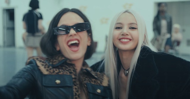 Lisa (BLACKPINK) bị dìm visual thê thảm, trông như thẩm mỹ hỏng- Ảnh 3.