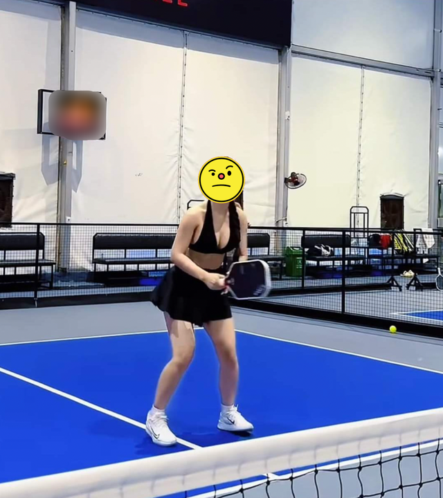 Vụ gái xinh bị chụp lén trên sân Pickleball gây tranh cãi nhất hiện nay: Oan uổng quá- Ảnh 1. Vụ gái xinh bị chụp lén trên sân Pickleball gây tranh cãi nhất hiện nay: Oan uổng quá- Ảnh 1.