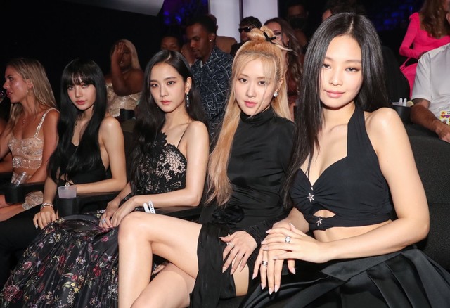 63 Anh Trai xâm chiếm Vpop: Cơ hội “thay máu" cho các FC Việt “đi đu idol”- Ảnh 13. 63 Anh Trai xâm chiếm Vpop: Cơ hội “thay máu" cho các FC Việt “đi đu idol”- Ảnh 13.