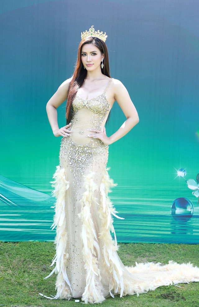 Thảm đỏ Miss Grand Vietnam: Lương Thùy Linh lộ eo kém thon, Thùy Tiên không hở bạo vẫn nổi giữa dàn mỹ nhân "nóng bỏng"- Ảnh 5. Thảm đỏ Miss Grand Vietnam: Lương Thùy Linh lộ eo kém thon, Thùy Tiên không hở bạo vẫn nổi giữa dàn mỹ nhân "nóng bỏng"- Ảnh 5.