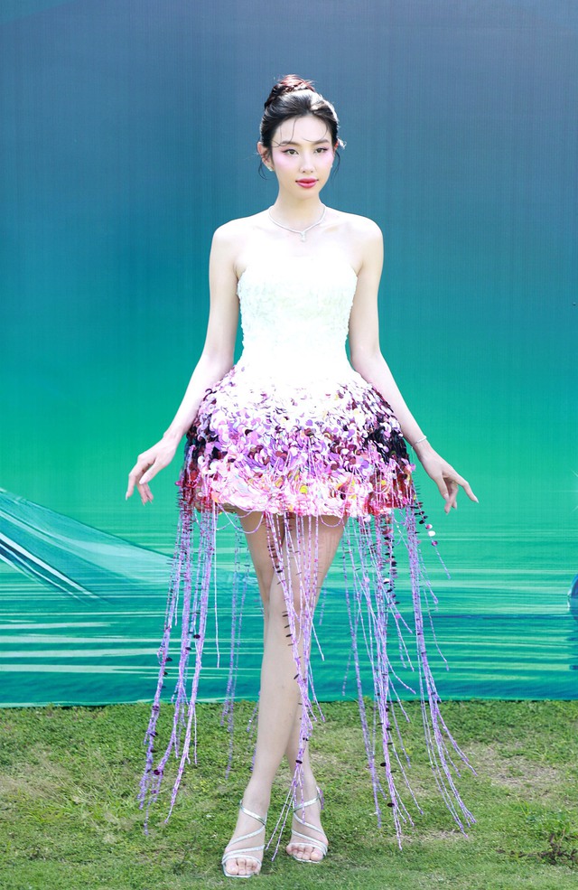 Thảm đỏ Miss Grand Vietnam: Lương Thùy Linh lộ eo kém thon, Thùy Tiên không hở bạo vẫn nổi giữa dàn mỹ nhân "nóng bỏng"- Ảnh 1. Thảm đỏ Miss Grand Vietnam: Lương Thùy Linh lộ eo kém thon, Thùy Tiên không hở bạo vẫn nổi giữa dàn mỹ nhân "nóng bỏng"- Ảnh 1.