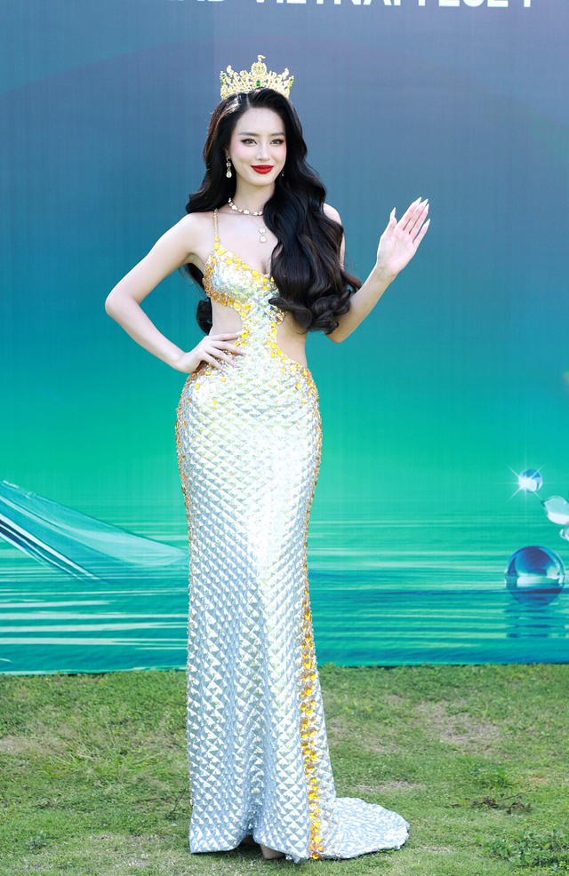 Thảm đỏ Miss Grand Vietnam: Lương Thùy Linh lộ eo kém thon, Thùy Tiên không hở bạo vẫn nổi giữa dàn mỹ nhân "nóng bỏng"- Ảnh 4. Thảm đỏ Miss Grand Vietnam: Lương Thùy Linh lộ eo kém thon, Thùy Tiên không hở bạo vẫn nổi giữa dàn mỹ nhân "nóng bỏng"- Ảnh 4.