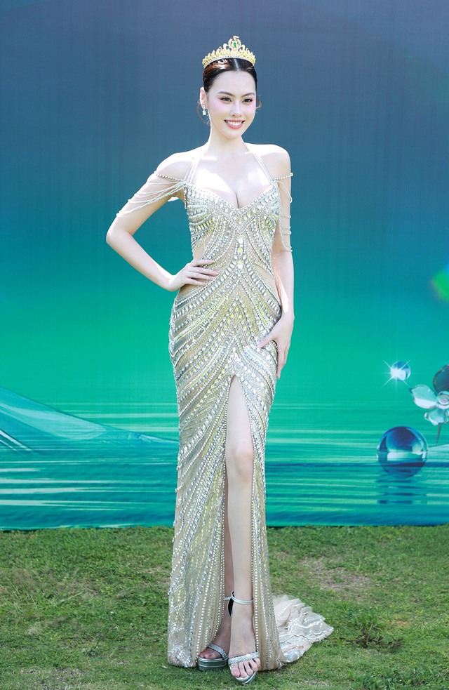 Thảm đỏ Miss Grand Vietnam: Lương Thùy Linh lộ eo kém thon, Thùy Tiên không hở bạo vẫn nổi giữa dàn mỹ nhân "nóng bỏng"- Ảnh 6. Thảm đỏ Miss Grand Vietnam: Lương Thùy Linh lộ eo kém thon, Thùy Tiên không hở bạo vẫn nổi giữa dàn mỹ nhân "nóng bỏng"- Ảnh 6.