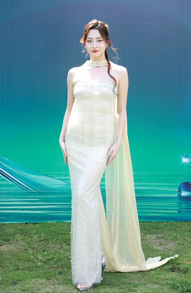 Thảm đỏ Miss Grand Vietnam: Lương Thùy Linh lộ eo kém thon, Thùy Tiên không hở bạo vẫn nổi giữa dàn mỹ nhân "nóng bỏng"- Ảnh 2. Thảm đỏ Miss Grand Vietnam: Lương Thùy Linh lộ eo kém thon, Thùy Tiên không hở bạo vẫn nổi giữa dàn mỹ nhân "nóng bỏng"- Ảnh 2.
