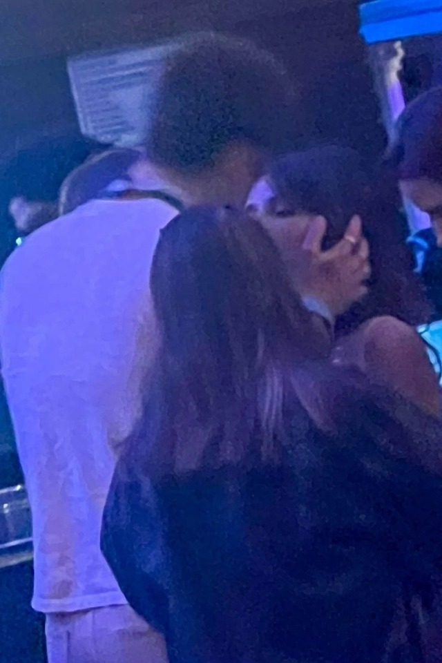 3 bài hát tóm tắt “thiên tình sử" của Camila Cabello - Shawn Mendes: Mặn nồng đến mấy cũng thành “tiểu tam”- Ảnh 7. 3 bài hát tóm tắt “thiên tình sử" của Camila Cabello - Shawn Mendes: Mặn nồng đến mấy cũng thành “tiểu tam”- Ảnh 7.