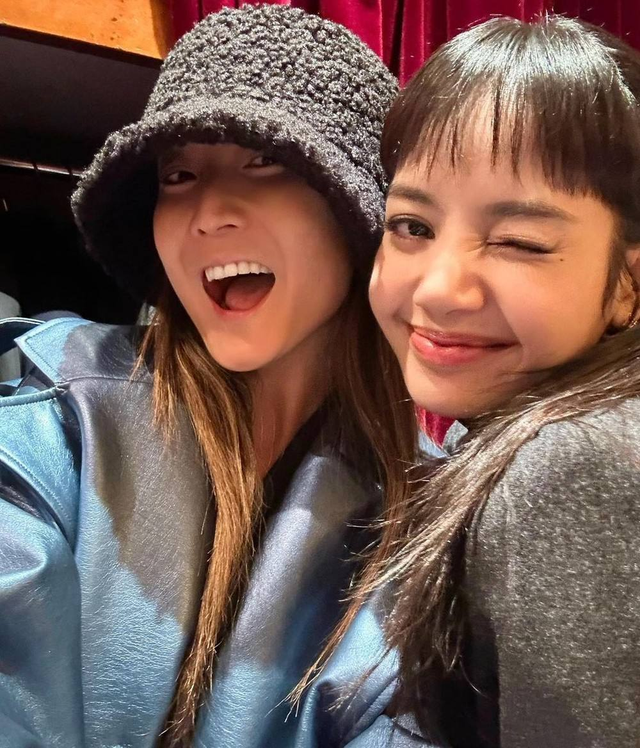 Diễn viên Emily In Paris có mối quan hệ bất ngờ với Lisa, cảm thấy vinh dự khi diễn ở Crazy Horse- Ảnh 5. Diễn viên Emily In Paris có mối quan hệ bất ngờ với Lisa, cảm thấy vinh dự khi diễn ở Crazy Horse- Ảnh 5.