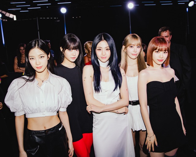 “Trưởng nhóm nhạc nữ” bị ghét nhất Kpop chắp tay, phồng má khi tắm biển Việt Nam- Ảnh 10.