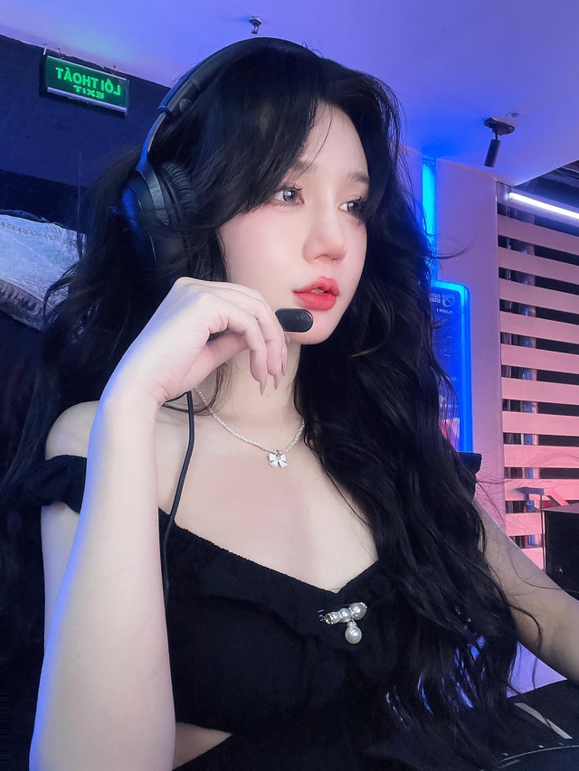 Gái xinh phòng net hóa nhện tinh "Tứ Nương", fan Black Myth: Wukong ngây ngất- Ảnh 4. Gái xinh phòng net hóa nhện tinh "Tứ Nương", fan Black Myth: Wukong ngây ngất- Ảnh 4.