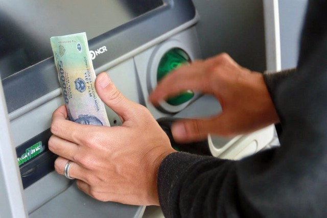 ATM "nuốt tiền" không nhả dù tài khoản đã bị trừ, làm ngay 2 cách sau để lấy lại tiền- Ảnh 1.