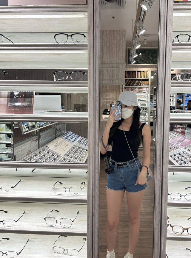 Babyboo nhà HIEUTHUHAI có cách tận dụng váy đen cực hay, mua 1 được 2 kiểu nào cũng xinh là đây!- Ảnh 14. Babyboo nhà HIEUTHUHAI có cách tận dụng váy đen cực hay, mua 1 được 2 kiểu nào cũng xinh là đây!- Ảnh 14.