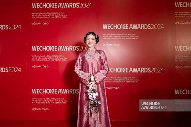 Châu Bùi đẹp "đỉnh nóc" khi mặc áo dài cầm hoa cưới, có 1 tình huống để đời ở Gala WeChoice Awards 2024- Ảnh 1.