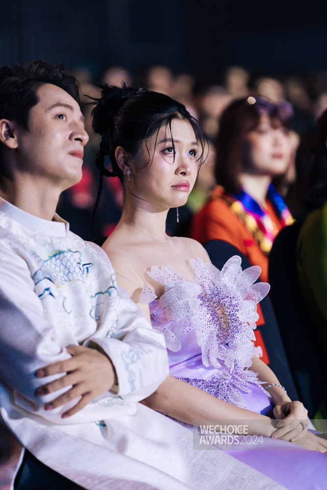 Nhã Phương, Thuỳ Tiên và dàn sao Việt rơi nước mắt khi chứng kiến 1 điều diễn ra ở WeChoice Awards 2024- Ảnh 5. Nhã Phương, Thuỳ Tiên và dàn sao Việt rơi nước mắt khi chứng kiến 1 điều diễn ra ở WeChoice Awards 2024- Ảnh 5.
