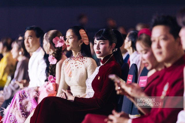 Nhã Phương, Thuỳ Tiên và dàn sao Việt rơi nước mắt khi chứng kiến 1 điều diễn ra ở WeChoice Awards 2024- Ảnh 3. Nhã Phương, Thuỳ Tiên và dàn sao Việt rơi nước mắt khi chứng kiến 1 điều diễn ra ở WeChoice Awards 2024- Ảnh 3.