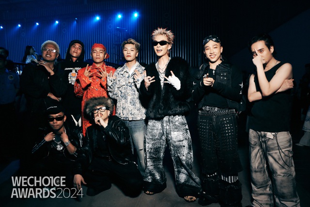 Khung hình quy tụ dàn rapper "lực" nhất Việt rap, làm một điều với NSND Tự Long mà dân tình nức nở!- Ảnh 8. Khung hình quy tụ dàn rapper "lực" nhất Việt rap, làm một điều với NSND Tự Long mà dân tình nức nở!- Ảnh 8.