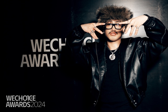 Khung hình quy tụ dàn rapper "lực" nhất Việt rap, làm một điều với NSND Tự Long mà dân tình nức nở!- Ảnh 14. Khung hình quy tụ dàn rapper "lực" nhất Việt rap, làm một điều với NSND Tự Long mà dân tình nức nở!- Ảnh 14.