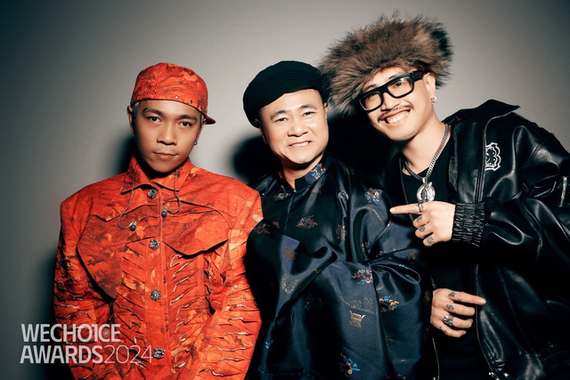 Khung hình quy tụ dàn rapper "lực" nhất Việt rap, làm một điều với NSND Tự Long mà dân tình nức nở!- Ảnh 9. Khung hình quy tụ dàn rapper "lực" nhất Việt rap, làm một điều với NSND Tự Long mà dân tình nức nở!- Ảnh 9.