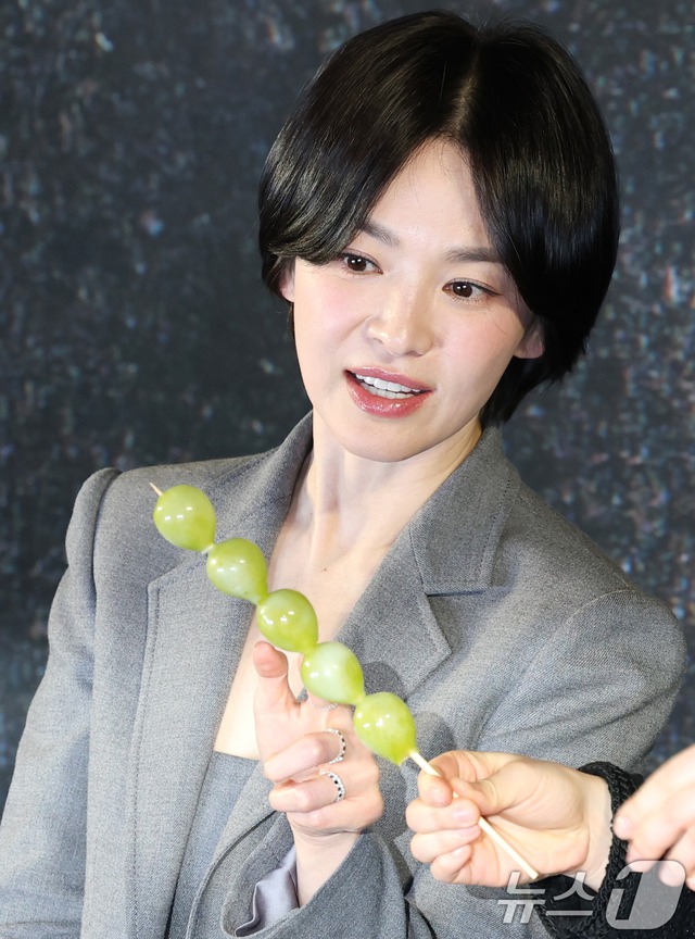 Song Hye Kyo lần đầu xuất hiện công khai với mái tóc ngắn, đúng chuẩn “style” tổng tài sang chảnh- Ảnh 3. Song Hye Kyo lần đầu xuất hiện công khai với mái tóc ngắn, đúng chuẩn “style” tổng tài sang chảnh- Ảnh 3.