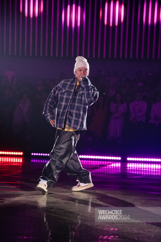 Khung hình quy tụ dàn rapper "lực" nhất Việt rap, làm một điều với NSND Tự Long mà dân tình nức nở!- Ảnh 16. Khung hình quy tụ dàn rapper "lực" nhất Việt rap, làm một điều với NSND Tự Long mà dân tình nức nở!- Ảnh 16.