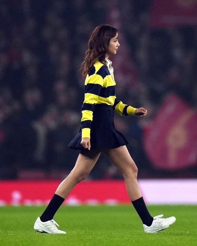 Lisa bất ngờ xuất hiện tại sân bóng với thần thái cực đỉnh khiến nữ tỷ phú Madam Pang lập tức có động thái này- Ảnh 1. Lisa bất ngờ xuất hiện tại sân bóng với thần thái cực đỉnh khiến nữ tỷ phú Madam Pang lập tức có động thái này- Ảnh 1.