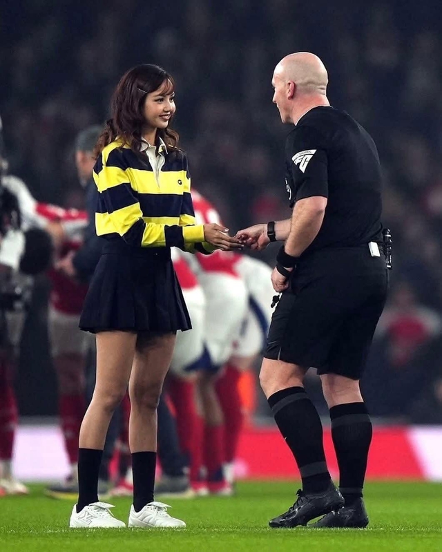 Lisa bất ngờ xuất hiện tại sân bóng với thần thái cực đỉnh khiến nữ tỷ phú Madam Pang lập tức có động thái này- Ảnh 2. Lisa bất ngờ xuất hiện tại sân bóng với thần thái cực đỉnh khiến nữ tỷ phú Madam Pang lập tức có động thái này- Ảnh 2.