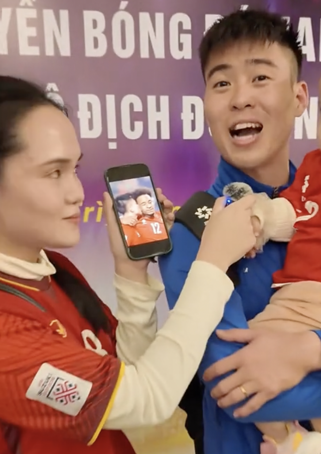Quỳnh Anh "chất vấn" Duy Mạnh về bức ảnh hôn một người khác chốn đông người- Ảnh 1. Quỳnh Anh "chất vấn" Duy Mạnh về bức ảnh hôn một người khác chốn đông người- Ảnh 1.