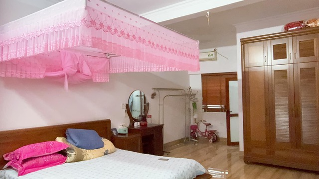 Bức ảnh chụp căn phòng ngủ: Nhìn qua thì bình thường, nhìn kỹ mới "khóc thét"- Ảnh 1.