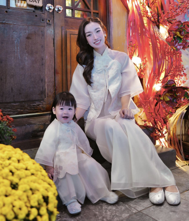 Đỗ Mỹ Linh xinh đẹp làm cô gái văn phòng, gây tò mò về công việc ở tập đoàn nghìn tỷ nhà bầu Hiển- Ảnh 2. Đỗ Mỹ Linh xinh đẹp làm cô gái văn phòng, gây tò mò về công việc ở tập đoàn nghìn tỷ nhà bầu Hiển- Ảnh 2.