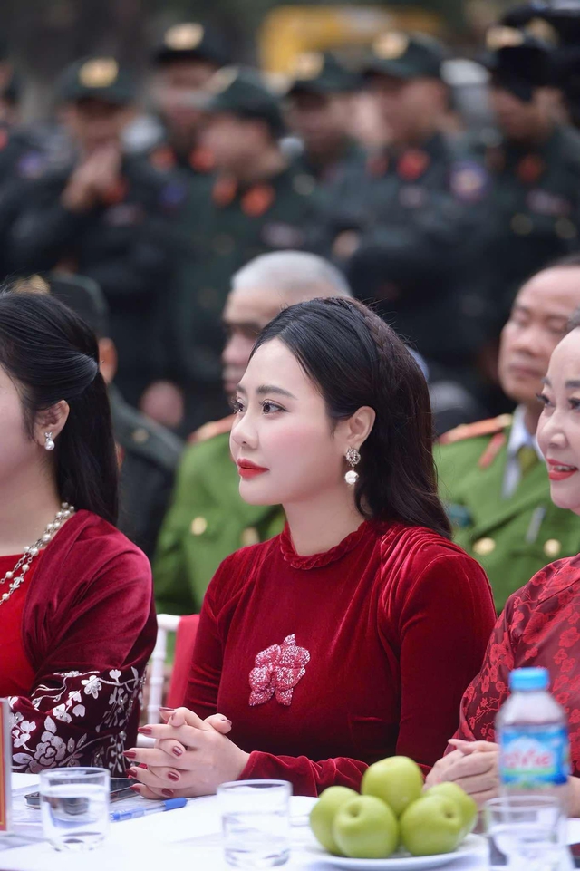 Hoa hậu Phan Kim Oanh nhận "cát xê" bằng bánh chưng- Ảnh 2.