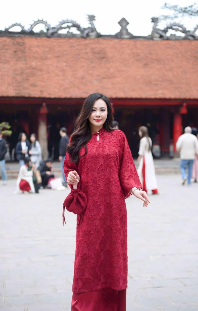 Hoa hậu Phan Kim Oanh nhận "cát xê" bằng bánh chưng- Ảnh 1.