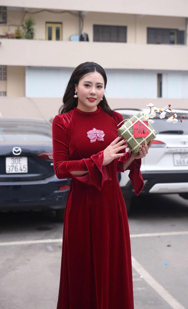 Hoa hậu Phan Kim Oanh nhận "cát xê" bằng bánh chưng- Ảnh 4.