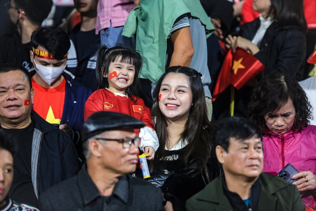 Vợ Quang Hải "vào vai" mẹ bỉm sữa hút luôn 9 triệu view, dân mạng khuyên vợ Bùi Tiến Dũng nên học hỏi- Ảnh 2.