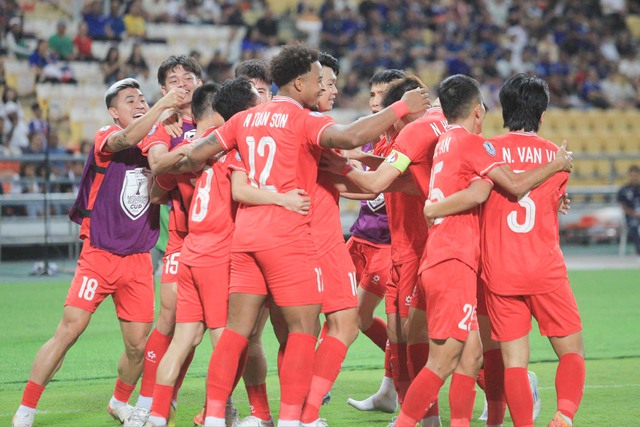Cận cảnh bàn thắng và màn ăn mừng cực nét của "quân bài tẩy" Phạm Tuấn Hải giúp ĐT Việt Nam dẫn trước Thái Lan- Ảnh 8. Cận cảnh bàn thắng và màn ăn mừng cực nét của "quân bài tẩy" Phạm Tuấn Hải giúp ĐT Việt Nam dẫn trước Thái Lan- Ảnh 8.