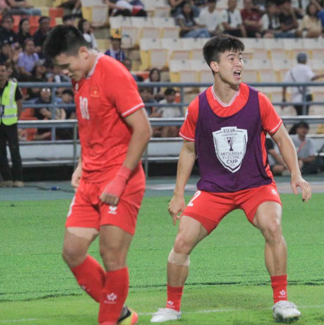 Cận cảnh bàn thắng và màn ăn mừng cực nét của "quân bài tẩy" Phạm Tuấn Hải giúp ĐT Việt Nam dẫn trước Thái Lan- Ảnh 12. Cận cảnh bàn thắng và màn ăn mừng cực nét của "quân bài tẩy" Phạm Tuấn Hải giúp ĐT Việt Nam dẫn trước Thái Lan- Ảnh 12.