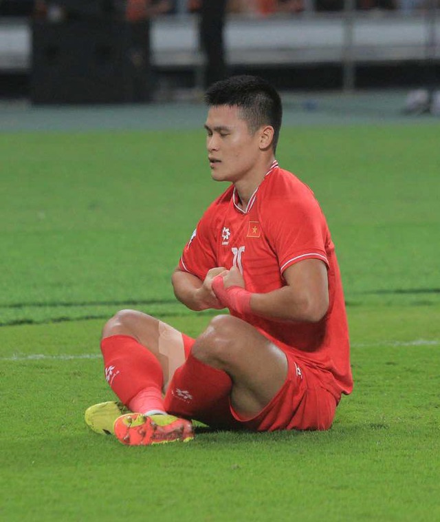 Cận cảnh bàn thắng và màn ăn mừng cực nét của "quân bài tẩy" Phạm Tuấn Hải giúp ĐT Việt Nam dẫn trước Thái Lan- Ảnh 11. Cận cảnh bàn thắng và màn ăn mừng cực nét của "quân bài tẩy" Phạm Tuấn Hải giúp ĐT Việt Nam dẫn trước Thái Lan- Ảnh 11.