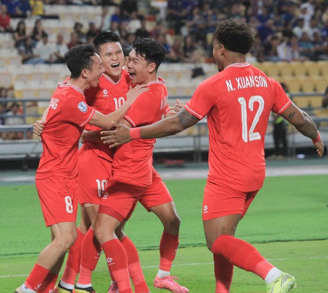 Cận cảnh bàn thắng và màn ăn mừng cực nét của "quân bài tẩy" Phạm Tuấn Hải giúp ĐT Việt Nam dẫn trước Thái Lan- Ảnh 7. Cận cảnh bàn thắng và màn ăn mừng cực nét của "quân bài tẩy" Phạm Tuấn Hải giúp ĐT Việt Nam dẫn trước Thái Lan- Ảnh 7.