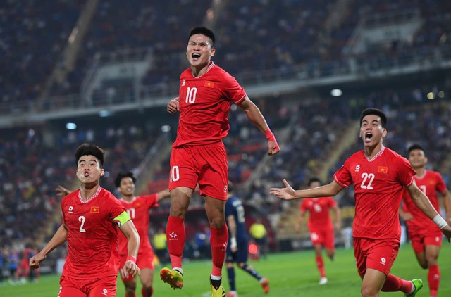 Người hùng Phạm Tuấn Hải: "Chúng em chiến đấu vì màu cờ sắc áo, vì những đồng đội chấn thương"- Ảnh 1. Người hùng Phạm Tuấn Hải: "Chúng em chiến đấu vì màu cờ sắc áo, vì những đồng đội chấn thương"- Ảnh 1.