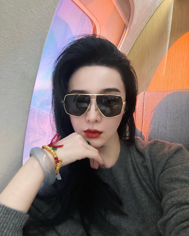 Nữ đại gia kiếm hàng chục tỷ trong 4 phút livestream khoe ảnh selfie với bộ vòng nhẫn đắt ngang penthouse- Ảnh 4. Nữ đại gia kiếm hàng chục tỷ trong 4 phút livestream khoe ảnh selfie với bộ vòng nhẫn đắt ngang penthouse- Ảnh 4.