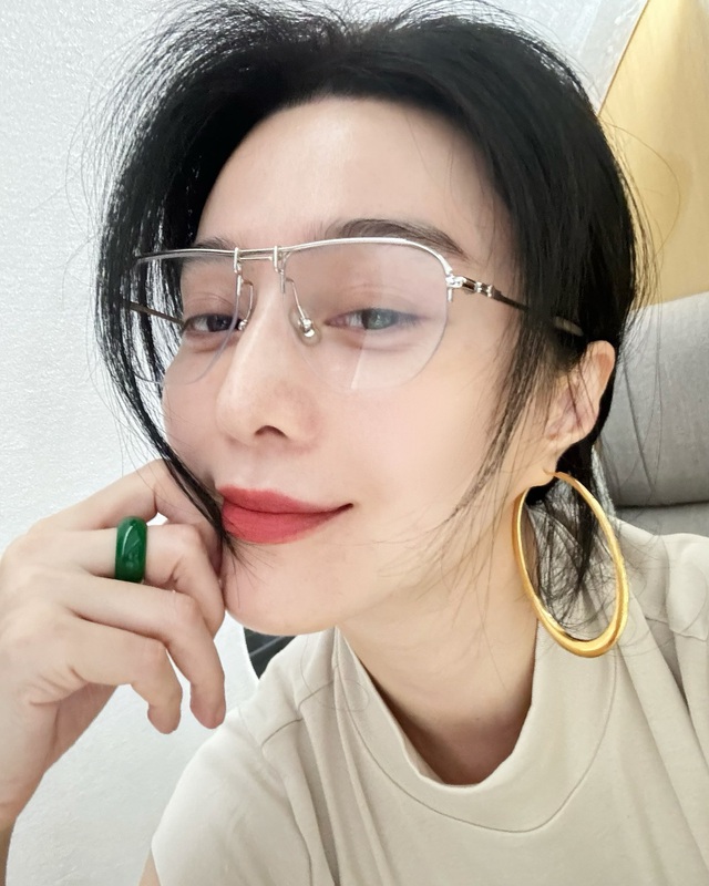 Nữ đại gia kiếm hàng chục tỷ trong 4 phút livestream khoe ảnh selfie với bộ vòng nhẫn đắt ngang penthouse- Ảnh 5. Nữ đại gia kiếm hàng chục tỷ trong 4 phút livestream khoe ảnh selfie với bộ vòng nhẫn đắt ngang penthouse- Ảnh 5.