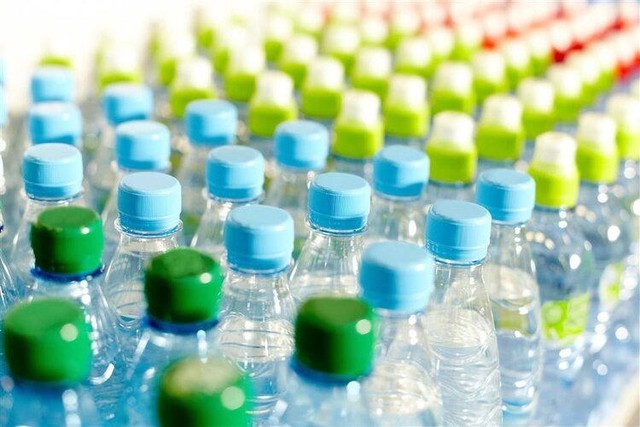 Đến hôm nay tôi mới biết: Tái sử dụng chai nhựa sai cách, dẫn lối ung thư, rút ngắn cả chục năm tuổi thọ!- Ảnh 1.