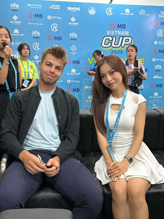 Hot girl Nhật Lê e thẹn bên bên tay vợt pickleball số 1 thế giới, nhan sắc "mối tình năm 17 tuổi" gây sốt- Ảnh 1.