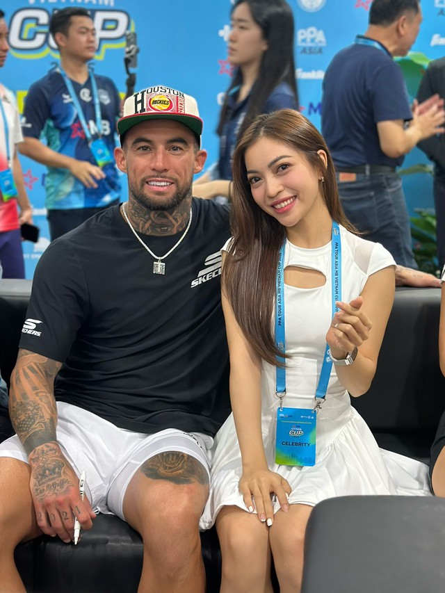 Hot girl Nhật Lê e thẹn bên bên tay vợt pickleball số 1 thế giới, nhan sắc "mối tình năm 17 tuổi" gây sốt- Ảnh 2.