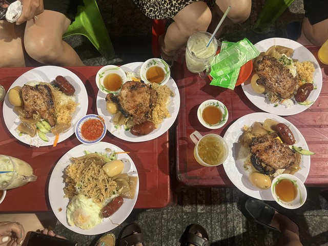 Trấn Thành ra phường Bình Tây ăn "cơm tấm âm phủ" rồi nói đúng 1 câu!- Ảnh 13.
