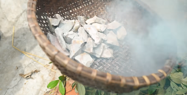 Ở Việt Nam có 1 ngôi làng đất đào lên ăn được, người ta thèm mua cả rổ, ăn thay cơm- Ảnh 5.