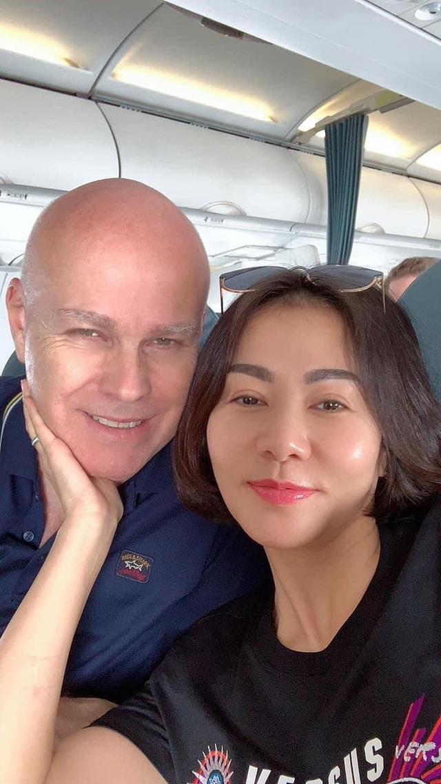 Nữ ca sĩ Việt lấy chồng tỷ phú: Chỉ đi hát cho vui, mới gặp đã bị giục kết hôn, sắm đồ hiệu mỏi tay- Ảnh 6. Nữ ca sĩ Việt lấy chồng tỷ phú: Chỉ đi hát cho vui, mới gặp đã bị giục kết hôn, sắm đồ hiệu mỏi tay- Ảnh 6.