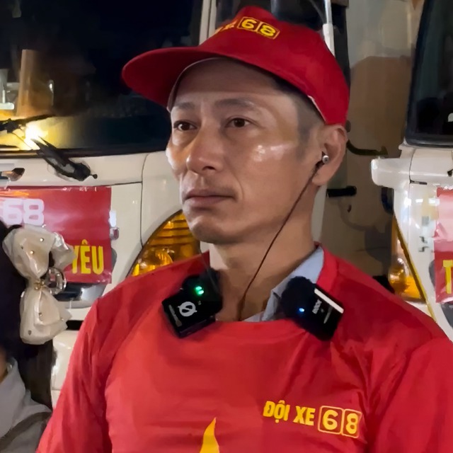 Đội trưởng xe 68 lên tiếng về thông tin "bán vàng của vợ" mua nhu yếu phẩm cứu trợ người dân vùng lũ- Ảnh 2. Đội trưởng xe 68 lên tiếng về thông tin "bán vàng của vợ" mua nhu yếu phẩm cứu trợ người dân vùng lũ- Ảnh 2.