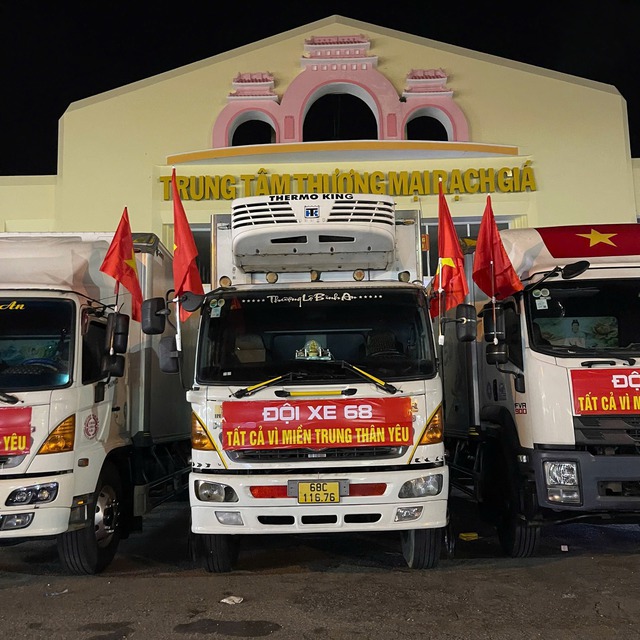 Đội trưởng xe 68 lên tiếng về thông tin "bán vàng của vợ" mua nhu yếu phẩm cứu trợ người dân vùng lũ- Ảnh 3. Đội trưởng xe 68 lên tiếng về thông tin "bán vàng của vợ" mua nhu yếu phẩm cứu trợ người dân vùng lũ- Ảnh 3.