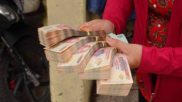 Người đàn ông ở TP.HCM trúng số đưa 100 triệu cho bếp cơm từ thiện: “Đừng nói tên, hết tiền thì nói Người đàn ông ở TP.HCM trúng số đưa 100 triệu cho bếp cơm từ thiện: “Đừng nói tên, hết tiền thì nói