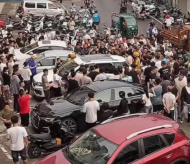 Xôn xao clip "chủ khách sạn" ngoại tình với tiểu tam 2k2 bị vợ đánh ghen ngay trên phố- Ảnh 5.