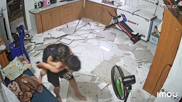 [Clip] Trần nhà đổ sập, 2 hành động thông minh của cậu bé làm 8,6 triệu người xin "nhận một lạy"- Ảnh 2.